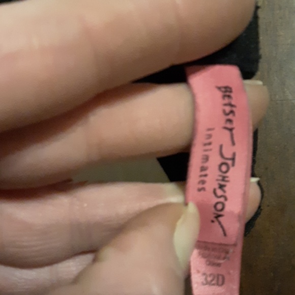 Betsey Johnson Intamates Black Lace Bra. Size 32D - Picture 5 of 7